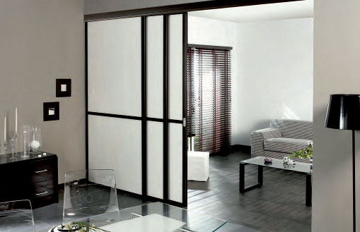 Одна направляюча Компактна розсувна перегородка, що рухається по одній направляючій, для невеликих приміщень.