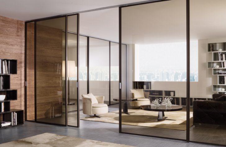 Елегантна скляна перегородка Прозора скляна перегородка для зонування простору в сучасній квартирі 2026.