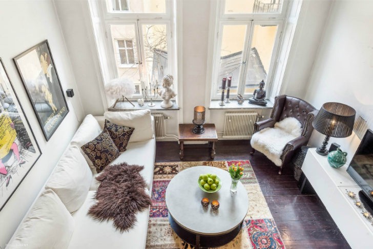 Функціональний дизайн Сучасний інтер'єр кімнати площею 12 квадратних метрів з функціональними меблями.