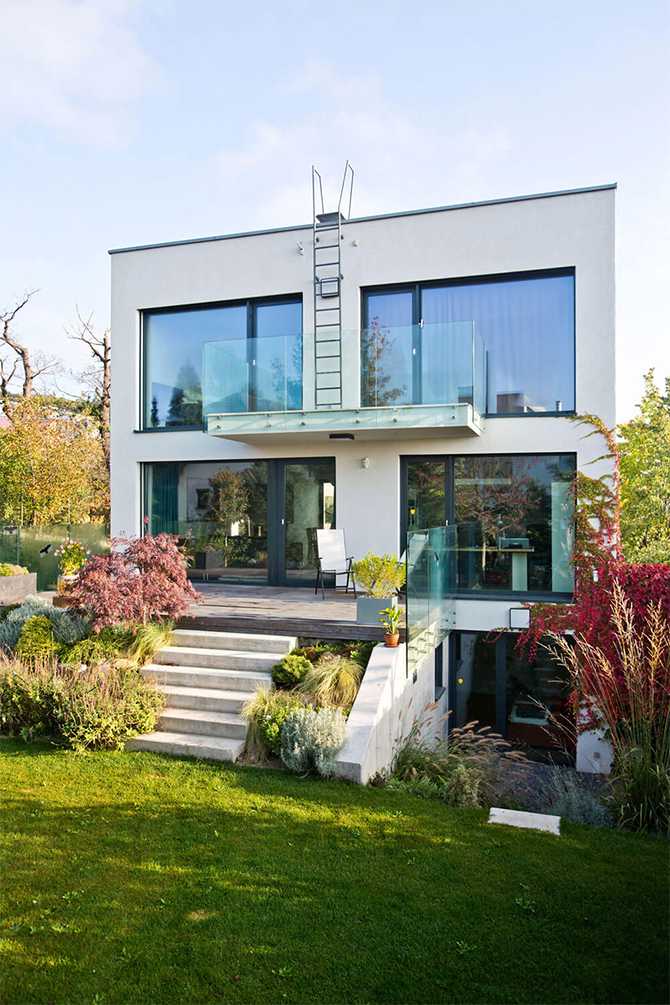 Дворик мрії Внутрішній двір сучасного будинку з озелененням та місцем для відпочинку.