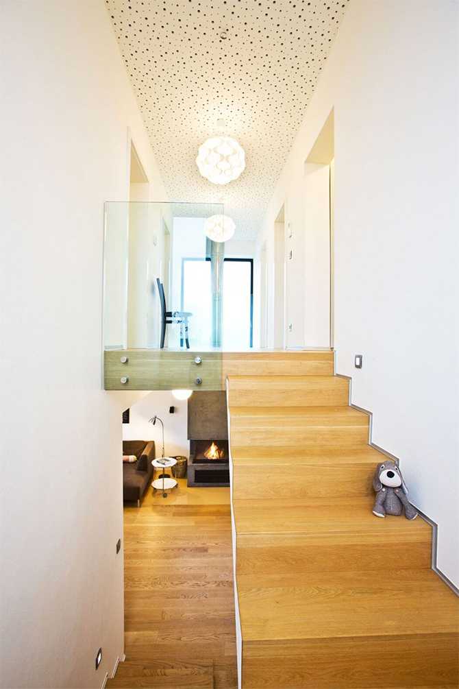 Сходи вгору Сучасні сходи в будинку з елегантним дизайном та підсвіткою.