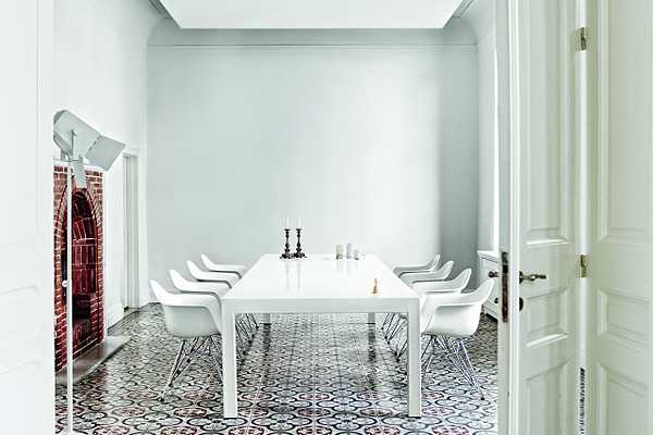 Грецький дім: сучасний дизайн Сучасний грецький будинок в Кіфісії: дизайн інтер'єру з елементами мінімалізму та керамічної плитки.