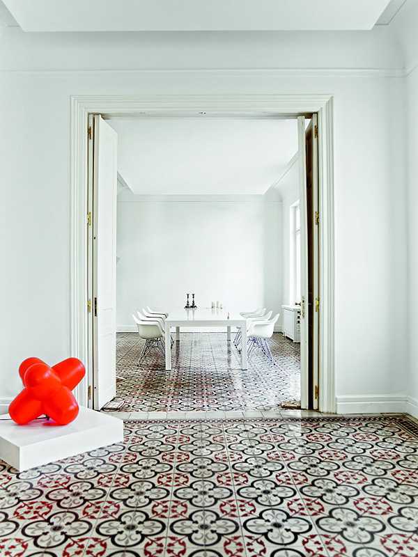 Кераміка та вінтаж Дизайн інтер'єру грецького будинку: керамічна плитка та вінтажні акценти в Кіфісії.