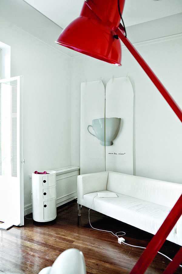 Мінімалізм з душею Кіфісії Інтер'єр грецького дому в стилі мінімалізму 2026: вінтажні елементи та сучасна керамічна плитка.