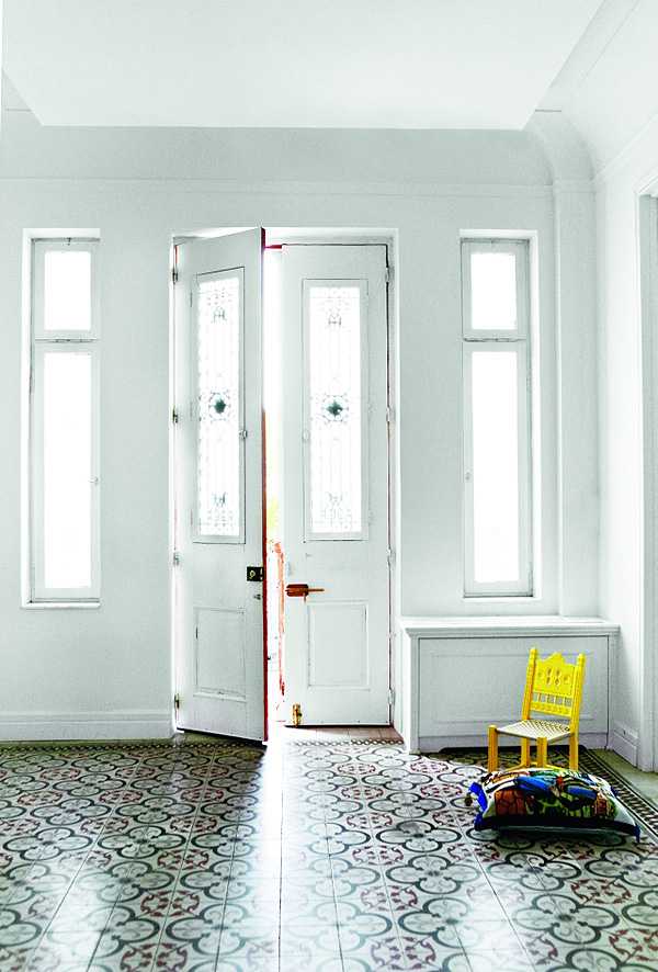 Кіфісія: автентичний мінімалізм Будинок в Кіфісії: поєднання мінімалізму 2026, вінтажного стилю та керамічної плитки в інтер'єрі.