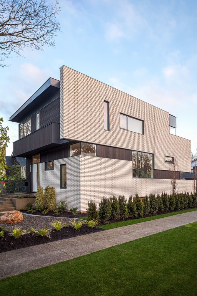 Фасад з дерева та скла Бічний фасад сучасного будинку з дерев'яним сайдингом та великими вікнами, що забезпечують природне освітлення.