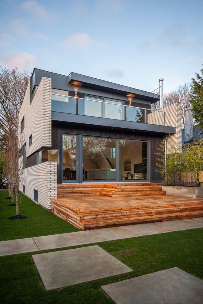 Сходи в світло Каскадні сходи в інтер'єрі сучасного будинку з мінімалістичним дизайном та бамбуковою інсталяцією освітлення.