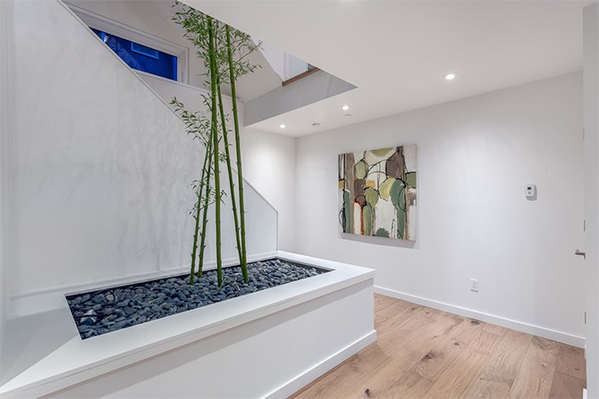 Бамбуковий світ Бамбукова інсталяція освітлення в сучасному будинку, що створює атмосферу спокою та гармонії.