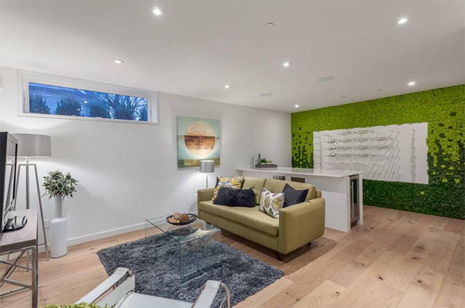 Місце для релаксу Кімната відпочинку в сучасному будинку з мінімалістичним дизайном та панорамними вікнами.