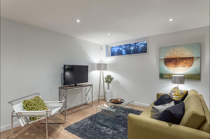 Дім для відпочинку Стильна кімната відпочинку в сучасному будинку з мінімалістичним дизайном та використанням натуральних матеріалів.