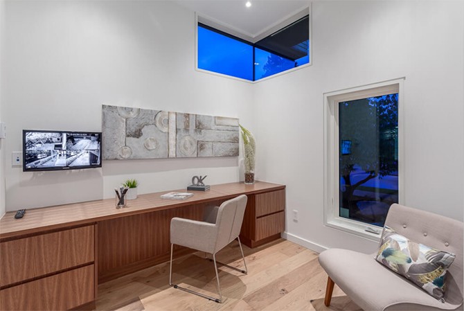 Кабінет з видом Робочий кабінет у сучасному будинку з мінімалістичним дизайном та великим вікном для природного освітлення.