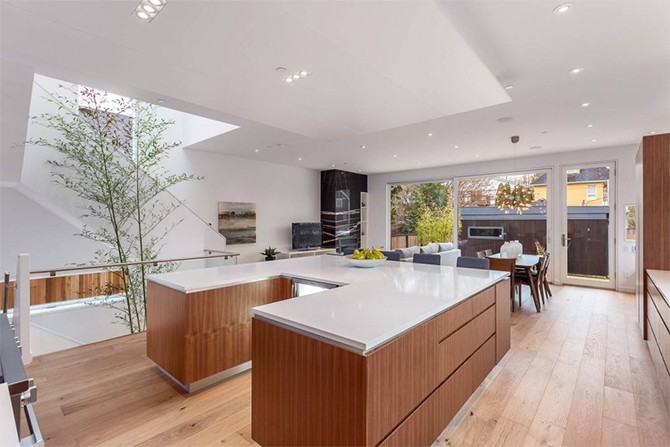 Кухня мінімалізм 2026 Інтер'єр у стилі мінімалізм 2026: сучасна кухня з білими фасадами та дерев'яними акцентами.