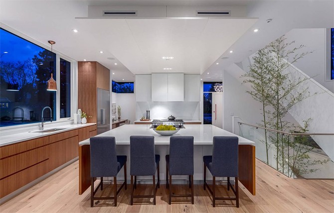 Кухонний гарнітур Сучасний кухонний гарнітур: білі фасади, вбудована техніка та стильне освітлення для комфорту.