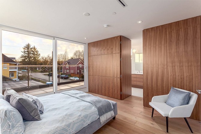 Спальня з санвузлом Сучасна спальня з санвузлом: комфортний простір для відпочинку та релаксації в особистому просторі.