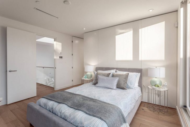 Затишна спальня Дизайн сучасної спальні: ліжко з м'яким узголів'ям та стильні приліжкові тумбочки для комфорту.