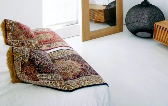 Килим на дивані Накидки на диван, зроблені з радянського килима: переробка та унікальний дизайн.