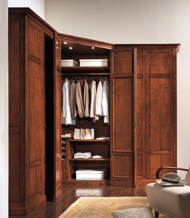 Гардеробна зі стінки Гардеробна, зроблена з радянської стінки: переробка меблів та стильний інтер'єр.