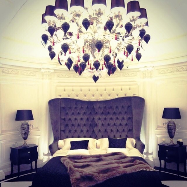 Елегантна спальня Загальний вигляд елегантної спальні, виконаної у фіолетових тонах з арабськими мотивами