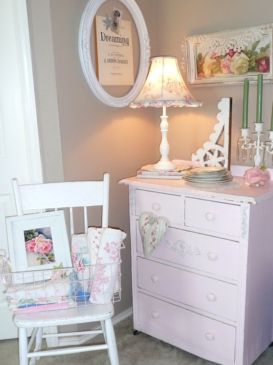 Антикварний шарм спальні Інтер'єр спальні шеббі-шик: антикварний туалетний столик та ніжні пастельні тони.