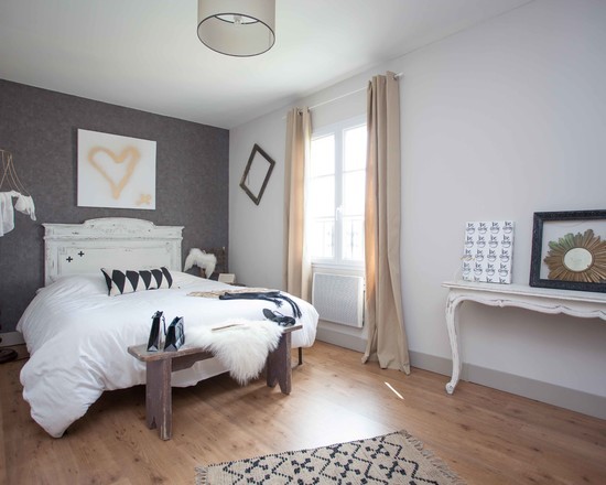 Коване узголів'я: витонченість Кімната в стилі шеббі шик: ліжко з кованим узголів'ям та вінтажні елементи декору.