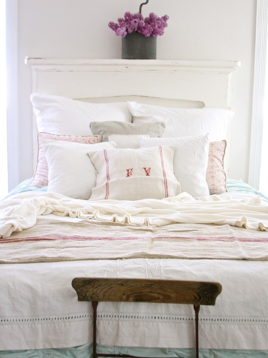 Світло і простір Світла спальня шеббі-шик: використання світлих відтінків та натуральних матеріалів.