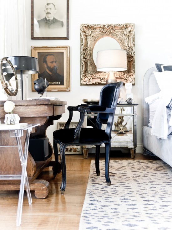 Дзеркало: відображення стилю Інтер'єр спальні в стилі шеббі-шик: вінтажний туалетний столик та дзеркало.