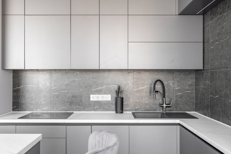 Стильний кухонний стик Оформлення стику стільниці та фартуха: ідеї дизайну кухні 2026 року