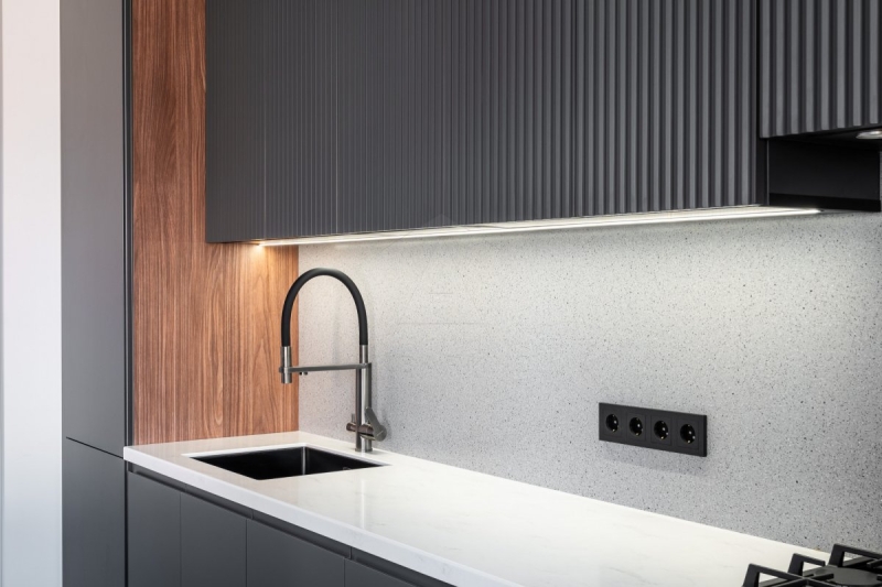 Поради від майстра Оптимальні способи оформлення стику між кухонною стільницею та фартухом: поради майстра