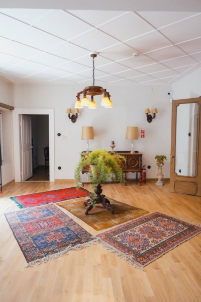 Фактури та дерево Фактурна штукатурка та дерев'яні елементи в інтер'єрі середземноморського стилю 2026