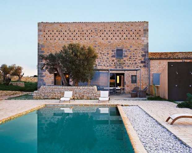 Сицилійська вітальня Затишна вітальня в старовинному сицилійському будинку з кам'яними стінами та рустикальним декором.