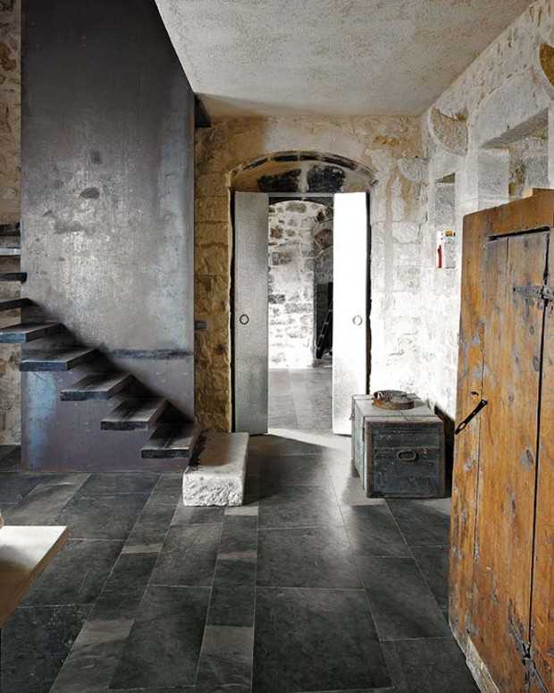 Дерев'яна стеля Висока стеля з дерев'яними балками в відреставрованому сицилійському будинку в рустикальному стилі.