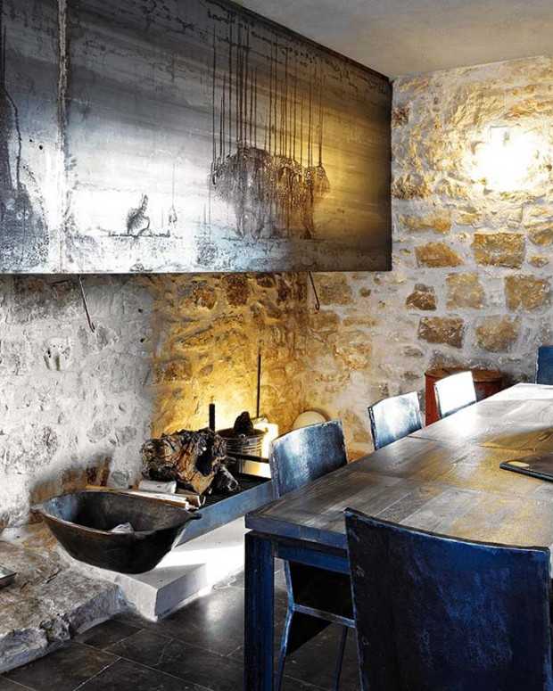 Кам'яна кімната Простора кімната з високою стелею, кам'яними стінами у відреставрованому сицилійському будинку.