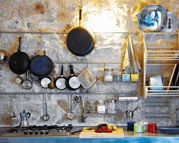 Відпочинок на Сицилії Зона відпочинку в резиденції Le Edicole з видом на басейн і сицилійський пейзаж.