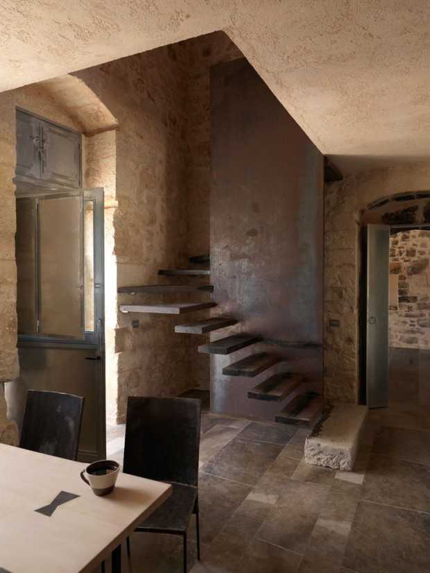 Дерев'яна тераса для відпочинку Простора тераса з дерев'яними меблями в старовинному сицилійському будинку після реставрації 2026.