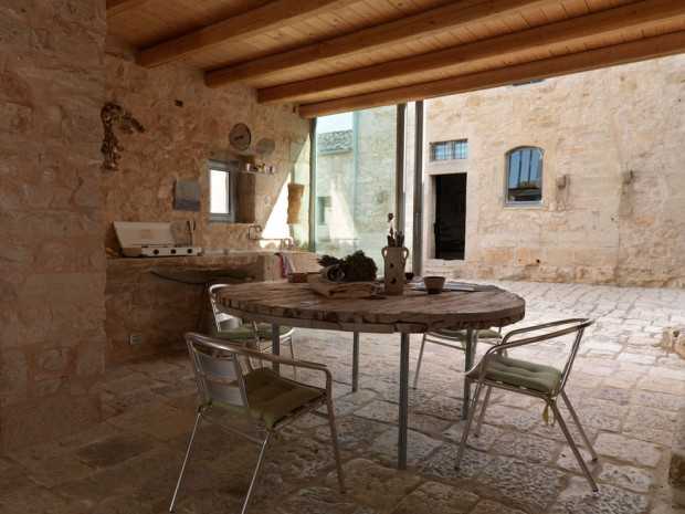 Релакс біля басейну Зручна зона відпочинку біля басейну з шезлонгами в сицилійській резиденції у 2026.