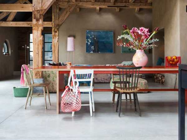 Дизайн і комфорт Дизайн інтер'єру фермерського будинку з акцентом на комфорт спального місця.