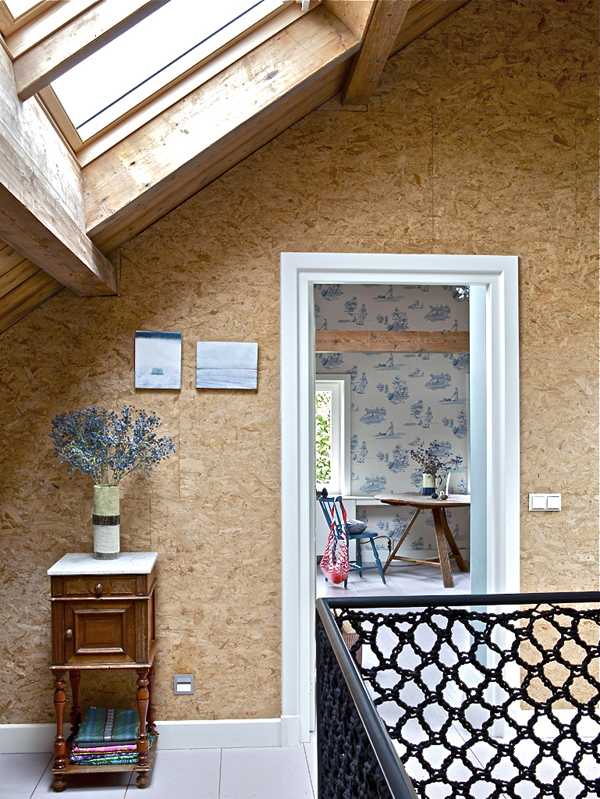 Гармонія старого та нового Інтер'єр старого фермерського будинку з сучасними матрацами для здорового сну та відпочинку.