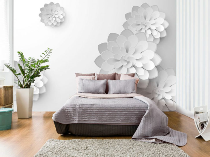 Квітковий 3D акцент Затишна спальня з 3D шпалерами, що створюють ілюзію об'ємної квітки на стіні.