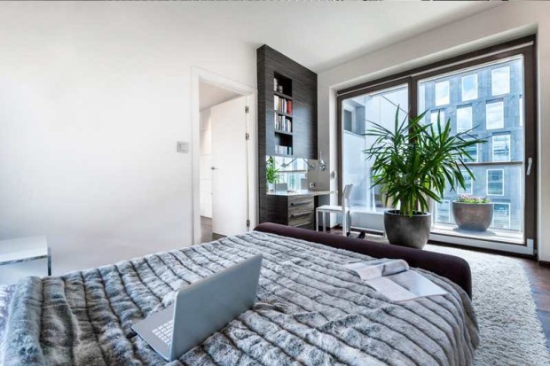 Хай-тек: мінімалізм та метал Сучасна спальня в стилі хай-тек 2026 з металевим декором та мінімалістичним дизайном.