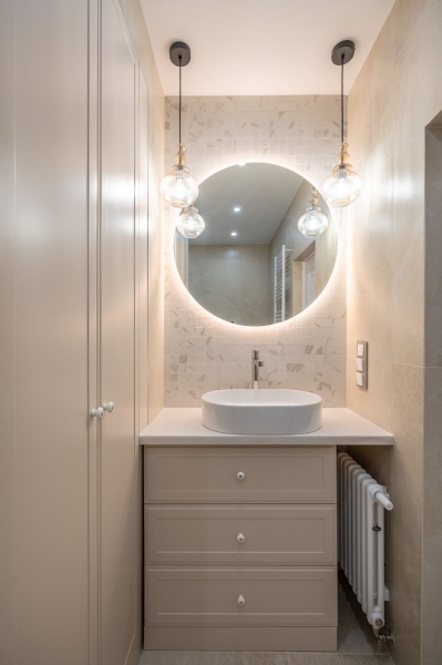 Кабінет: елегантність та функціональність Сучасний дизайн 2026: елегантний кабінет з дерев'яними панелями та великим робочим столом.