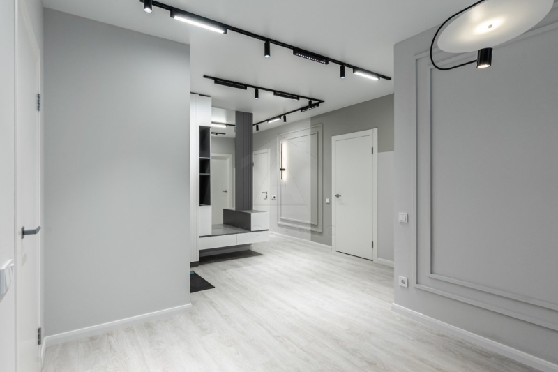 Мінімалізм: Вітальня з каміном Індивідуальний простір 2026: вітальня з каміном в стилі мінімалізм і великими вікнами.