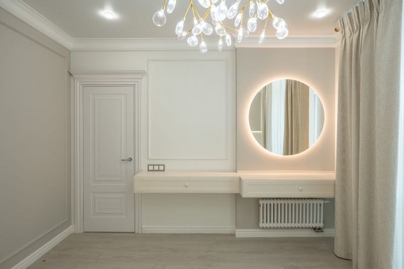 Панорамна спальня 2026 Тренди 2026: сучасний дизайн спальні з великим панорамним вікном та видом на місто.