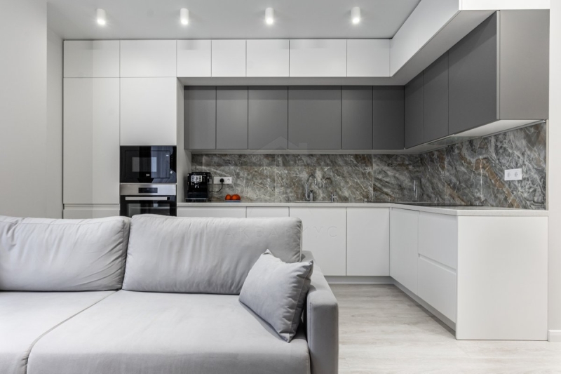 Неокласика та сучасність Інтер'єр кухні-вітальні 2026: поєднання неокласики та сучасних елементів дизайну.