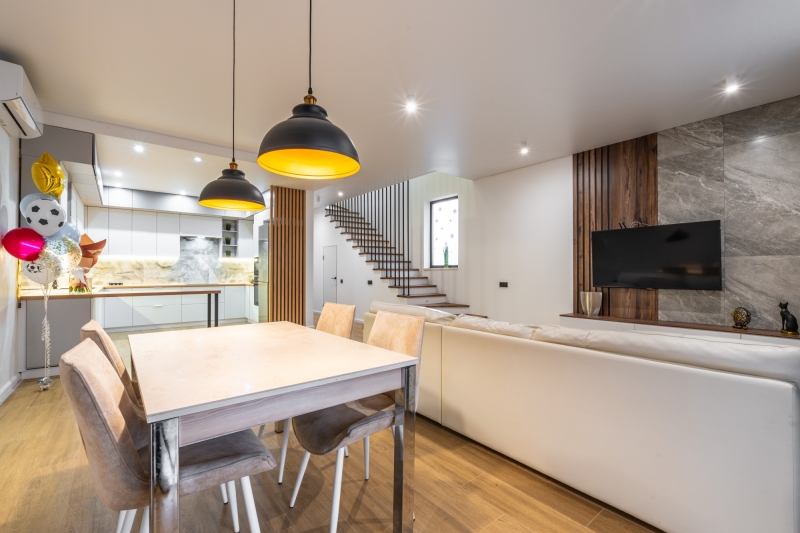 Неокласика у вітальні Дизайн інтер'єру 2026: приклад стильної вітальні в неокласичному стилі з каміном.