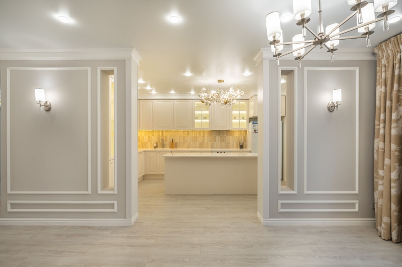 Мінімалістична кухня 2026 Сучасний мінімалізм в інтер'єрі квартири 2026: світла кухня з дерев'яними акцентами.