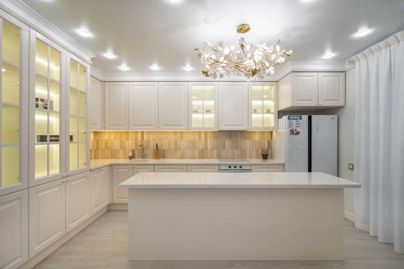 Затишок у вітальні Індивідуальний дизайн інтер'єру 2026: затишна вітальня з великим диваном та книжковою шафою.