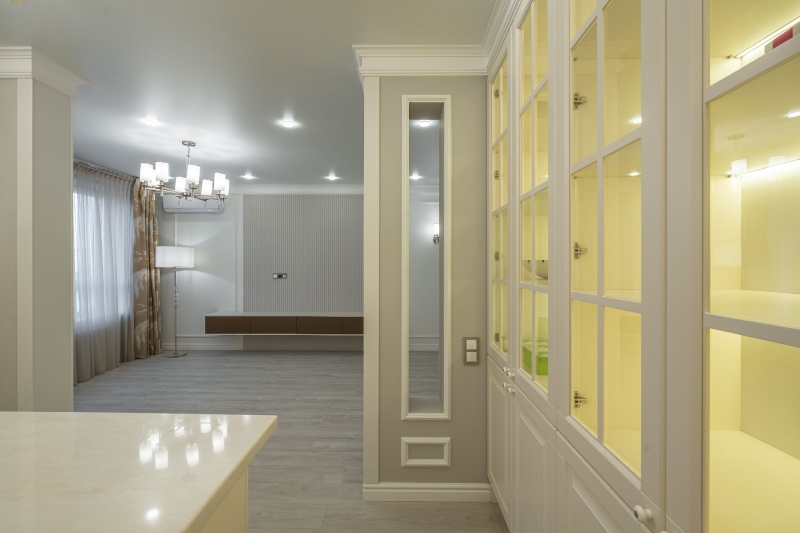 Спальня: сучасна класика Трендовий дизайн інтер'єру 2026: спальня в стилі сучасної класики з м'якими тонами.