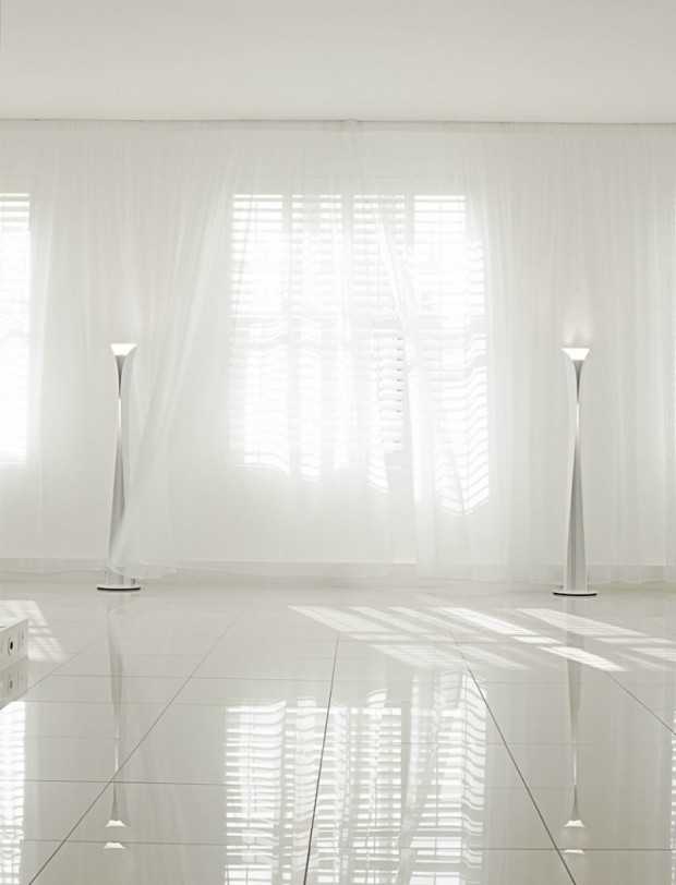 Кольори в мінімалізмі Інтер'єр в стилі мінімалізм 2026 від THE ZONE: кольорові акценти для затишного простору.