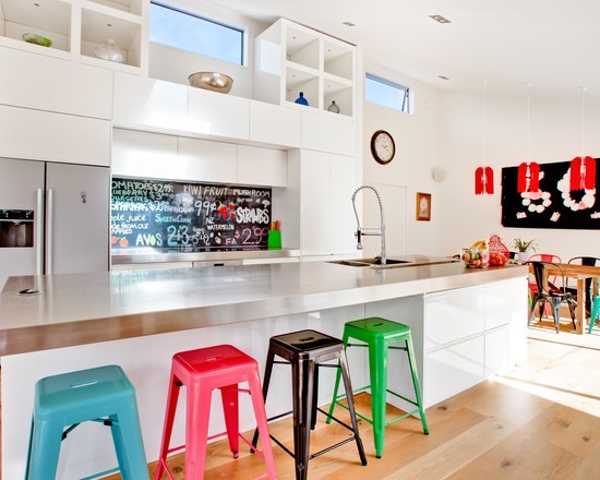 Кольоровий акцент кухні Яскраві пластикові барні табурети різних кольорів для сучасної кухні 2026