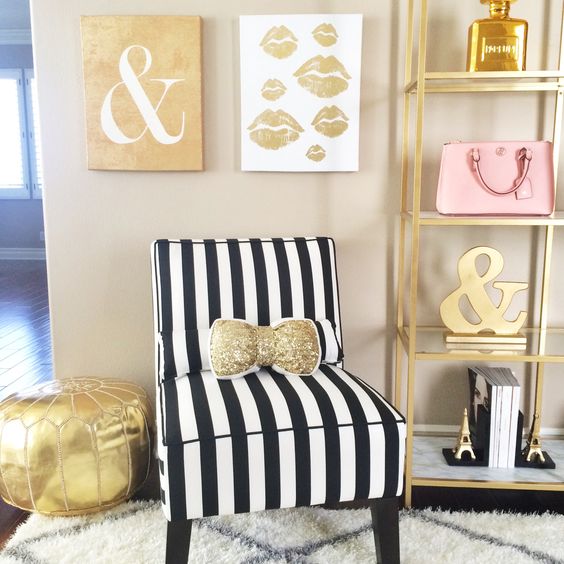 Елегантний чохол для стільця Чохол для стільця: елегантний білий чохол на стільці в класичному стилі.